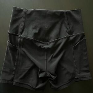 Black 5” Athleta Salutation Stash Bike Short—Women’s Small
